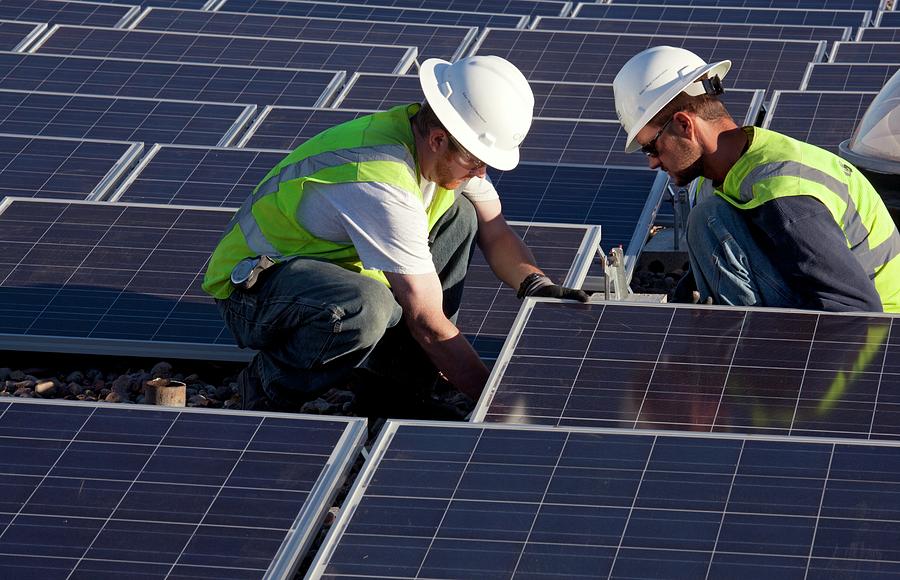 Instalação de painel solar em andamento