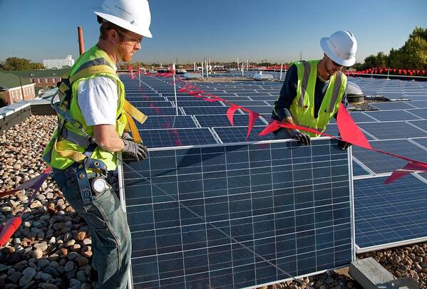 Instalação de painel solar em andamento